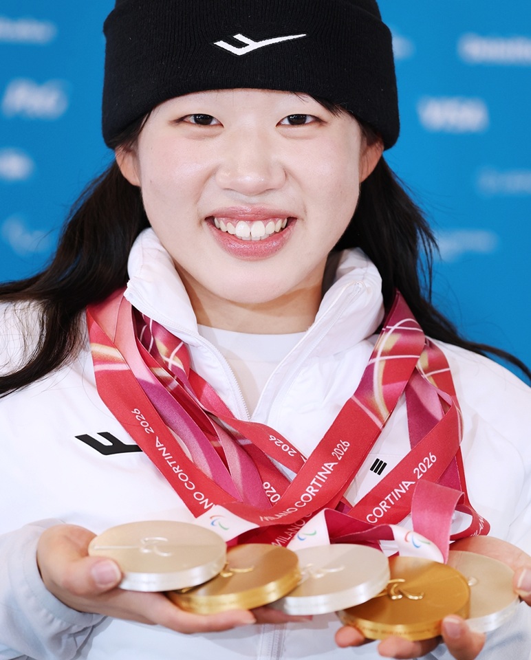 ▲ 김윤지가 15일(현지 시간) 이탈리아 테세로 크로스컨트리 스타디움에서 메달과 함께 기념촬영을 하고 있다. 김윤지는 2026 밀라노-코르티나담페초 동계패럴림픽에서 5개의 메달을 획득하며, 한국 스포츠 사상 단일 대회 최다 메달 획득이라는 대기록을 세웠다. Kim Yunji chụp ảnh lưu niệm cùng các tấm huy chương tại sân vận động trượt tuyết băng đồng Tesero, Ý vào ngày 15/3 (giờ địa phương). Tại Paralympic Mùa đông Milan–Cortina d’Ampezzo 2026, cô giành 5 huy chương, lập kỷ lục số huy chương nhiều nhất tại một kỳ đại hội trong lịch sử thể thao Hàn Quốc. (Ảnh: Ủy ban Thể thao Người khuyết tật Hàn Quốc).