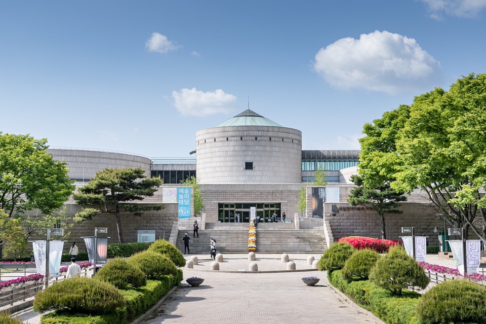 ▲ 문화체육관광부(문체부)는 3일 국무회의에서 '문화가 있는 날'을 매달 마지막 수요일에서 매주 수요일로 변경하는 내용의 '문화기본법 시행령' 개정안이 의결됐다고 밝혔다. 사진은 국립현대미술관 과천관 전경. Bộ Văn hóa, Thể thao và Du lịch Hàn Quốc cho biết tại cuộc họp nội các ngày 3/3, Dự thảo sửa đổi "Nghị định thi hành cơ bản về Văn hóa" đã được thông qua với nội dung chuyển đổi "Ngày văn hóa" từ thứ Tư cuối cùng của tháng sang thứ Tư hàng tuần. Ảnh chụp phía trước Bảo tàng Mỹ thuật Hiện đại Quốc gia ở Gwacheon. (Ảnh: Bảo tàng Mỹ thuật Hiện đại Quốc gia - 국립현대미술관 공식 엑스 계정)