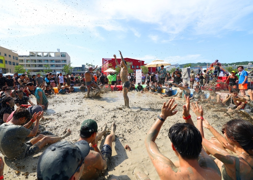 ▲ 문화체육관광부와 한국관광공사가 12일 보령머드축제와 안동국제탈춤페스티벌, 진주남강유등축제를 '글로벌축제'로 선정했다. 사진은 지난해 7월 26일 충청남도 보령시에서 열린 보령머드축제 모습. Bộ Văn hóa, Thể thao và Du lịch cùng Tổng cục Du lịch Hàn Quốc ngày 12/3 đã chọn Lễ hội Bùn Boryeong, Lễ hội Múa mặt nạ quốc tế Andong và Lễ hội Đèn lồng Namgang Jinju là “lễ hội toàn cầu”. Ảnh chụp quang cảnh Lễ hội Bùn Boryeong diễn ra ngày 26/7 năm ngoái tại thành phố Boryeong, tỉnh Chungcheong Nam (Ảnh: Lee Jeong Woo / Korea.net - 이정우 기자 b1614409@korea.kr)