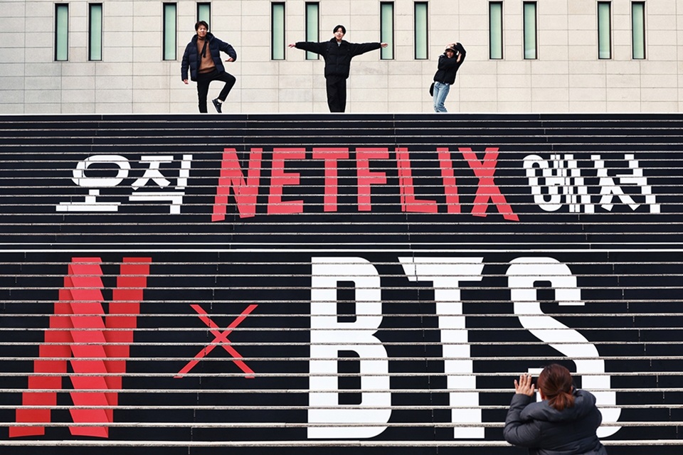 ▲ 서울시가 오는 21일 광화문광장에서 개최되는 방탄소년단(BTS) 컴백 라이브 공연을 전 세계 방문객이 안전하고 편리하게 즐길 수 있도록 통합 안내한다. 사진은 지난 11일 서울 종로구 세종문화회관 계단에서 외국인 관광객들이 BTS 공연 홍보물 앞에서 기념촬영을 하고 있는 모습. Thành phố Seoul sẽ cung cấp hướng dẫn tổng hợp để du khách từ khắp nơi trên thế giới có thể thưởng thức buổi biểu diễn live đánh dấu sự trở lại của BTS diễn ra vào ngày 21/3 tại Quảng trường Gwanghwamun, một cách an toàn và thuận tiện. Ảnh: du khách nước ngoài chụp ảnh lưu niệm trước pano quảng bá buổi biểu diễn của BTS tại bậc thềm Trung tâm Nghệ thuật Sejong (quận Jongno, Seoul) vào ngày 11/3. (Nguồn: Yonhap News - 연합뉴스).