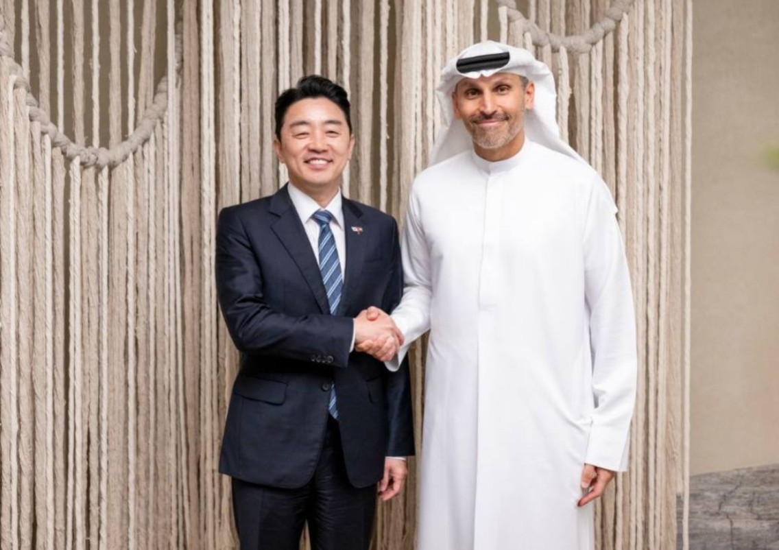 ▲ 이재명 대통령의 전략경제협력 특사 자격으로 아랍에미리트(UAE)를 방문한 강훈식 대통령 비서실장이 26일 자신의 SNS 계정에 칼둔 칼리파 알 무바라크 아부다비 행정청장과 악수하는 모습을 공개했다. Chánh Văn phòng Tổng thống Kang Hoonsik với tư cách là đặc phái viên hợp tác kinh tế chiến lược của tổng thống Lee Jaemyung trong chuyến thăm khối các tiểu vương quốc Ả Rập thống nhất (UAE) đã đăng lên tài khoản mạng xã hội vào ngày 26 hình ảnh bắt tay cùng ông Khaldoon Khalifa Al Mubarak, tổng giám đốc cơ quan hành chính Abu Dhabi. (Ảnh: Facebook của Chánh Văn phòng Kang Hoonsik - 강훈식 비서실장 페이스북)