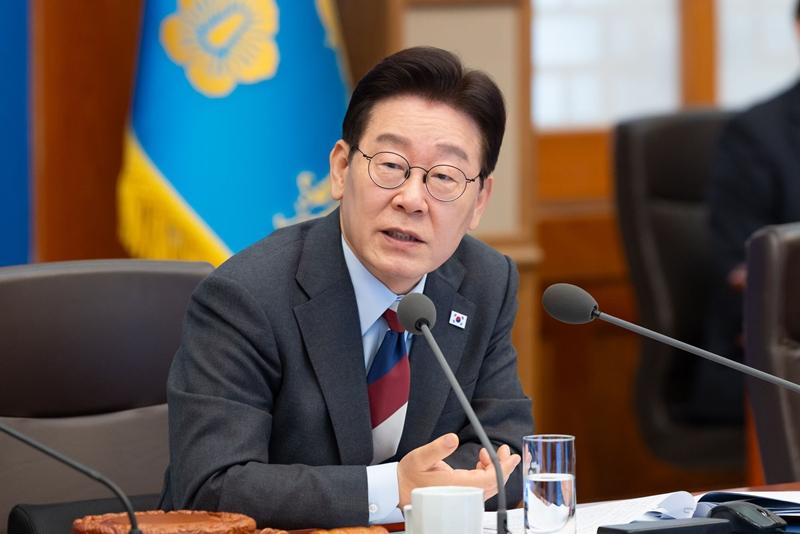 ▲ 이재명 대통령이 5일 청와대에서 제8회 임시 국무회의를 주재하고 있다. Tổng thống Lee Jae Myung chủ trì phiên họp nội các tạm thời lần thứ 8 tại Nhà Xanh. (Ảnh: Nhà Xanh - 대한민국 청와대)