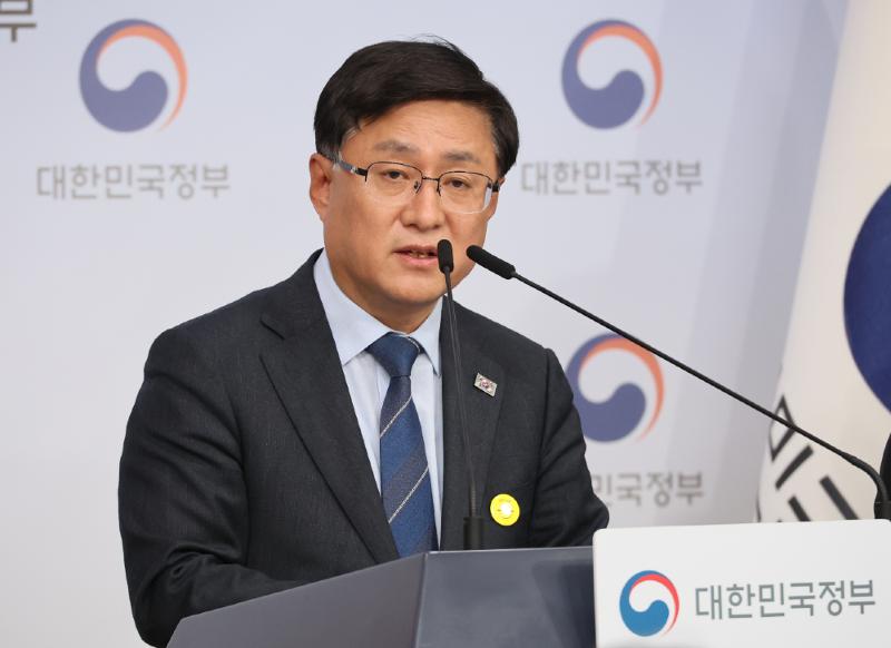 ▲ 김성환 기후에너지환경부 장관이 6일 서울 종로구 정부서울청사에서 '에너지 대전환 추진 계획'을 발표하고 있다. Bộ trưởng Bộ Khí hậu, Năng lượng và Môi trường Kim Sungwhan trình bày ‘Kế hoạch thúc đẩy chuyển đổi năng lượng’ tại trụ sở Chính phủ ở quận Jongno, Seoul ngày 6/4. (Ảnh: Yonhap News - 연합뉴스)