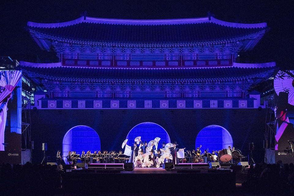 ▲ 매년 봄과 가을, 두 번 열리는 궁궐 잔치 '궁중문화축전'이 지난해 137만여 명의 관람객을 동원하며 역대 최다 기록을 경신했다. 사진은 지난해 4월 경복궁 일대에서 열린 봄 궁준문화축전의 개막식. Lễ hội văn hóa cung đình, diễn ra hai lần mỗi năm vào mùa xuân và mùa thu, đã thu hút khoảng 1,37 triệu lượt khách tham quan vào năm ngoái, lập kỷ lục cao nhất từ trước đến nay. Trong ảnh là lễ khai mạc Lễ hội Văn hóa Cung đình mùa xuân được tổ chức vào tháng 4 năm ngoái tại Cung điện Gyeongbokgung. (Nguồn: Cục Di sản Quốc gia)