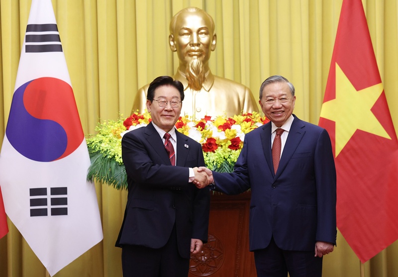 ▲ 베트남을 국빈 방문 중인 이재명 대통령이 22일(현지 시간) 하노이 주석궁에서 또 럼 베트남 공산당 서기장 겸 국가주석과 정상회담에 앞서 기념 촬영을 하고 있다. Ngày 22/4 (giờ địa phương), Tổng thống Lee Jae Myung, trong khuôn khổ chuyến thăm cấp nhà nước Việt Nam, chụp ảnh lưu niệm cùng Tổng Bí thư Đảng Cộng sản kiêm Chủ tịch nước Tô Lâm tại Phủ Chủ tịch ở Hà Nội, trước khi tiến hành hội đàm thượng đỉnh. (Ảnh: Yonhap News - 연합뉴스)