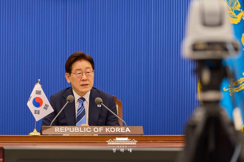 ▲ 이재명 대통령이 17일 청와대에서 프랑스·영국이 주도하는 ‘호르무즈 해협 해상 항행의 자유 이니셔티브’ 화상 정상회의를 하고 있다. Tổng thống Lee Jae Myung tham dự hội nghị thượng đỉnh trực tuyến “Sáng kiến tự do hàng hải tại eo biển Hormuz” do Pháp và Anh chủ trì tại Nhà Xanh ngày 17/4 (Ảnh: Nhà Xanh - 대한민국 청와대)