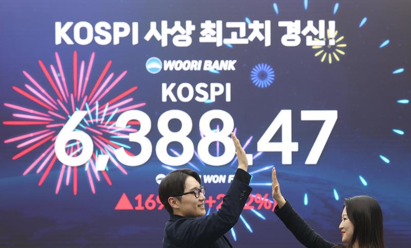 ▲ 종가 기준 6388.47포인트로 사상 최고치에서 장을 마친 21일 서울 중구 우리은행 본점 딜링룸 현황판에 코스피가 표시되고 있다. Ngày 21/4, tại phòng giao dịch của trụ sở chính Woori Bank ở quận Jung-gu, Seoul, bảng điện tử hiển thị chỉ số KOSPI, khép phiên ở mức 6.388,47 điểm, mức cao nhất lịch sử tính theo giá đóng cửa. (Ảnh: Yonhap News - 연합뉴스)