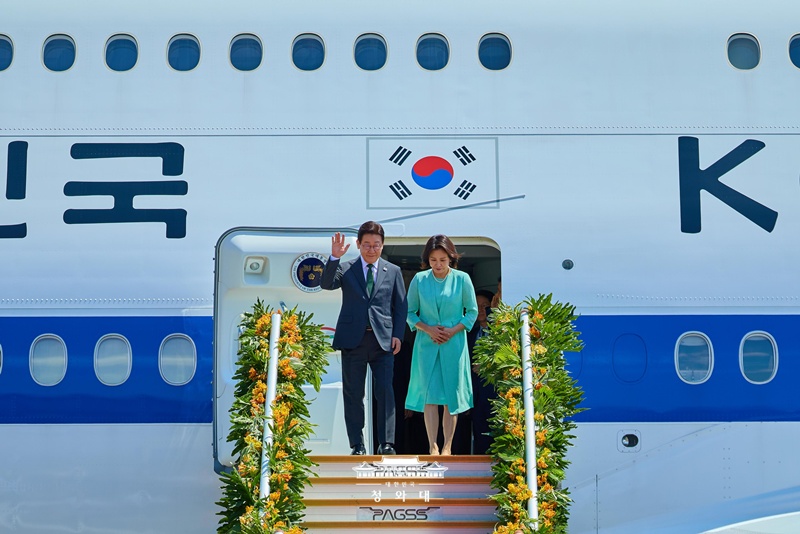 ▲ 지난달 3일 오후 이재명 대통령(왼쪽)과 김혜경 여사가 필리핀 빌라모어 군공항에 도착해 환영객에게 인사를 하고 있다. Chiều ngày 3/3, Tổng thống Lee Jae Myung (bên trái) và phu nhân Kim Hye Kyung đã đến Căn cứ Không quân Villamor tại Philippines và chào những người ra đón. (Ảnh: Nhà Xanh - 대한민국 청와대)
