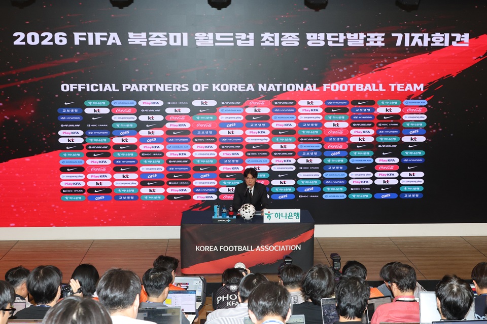 ▲ 16일 2026 국제축구연맹(FIFA) 북중미 월드컵 한국 대표팀 최종 명단 발표 기자회견에 임하고 있는 홍명보 축구 국가대표팀 감독. Ngày 16/5, huấn luyện viên đội tuyển bóng đá quốc gia Hàn Quốc Hong Myung-bo tham dự họp báo công bố danh sách cuối cùng của đội tuyển Hàn Quốc tham dự 2026 FIFA World Cup khu vực Bắc Trung Mỹ. (Ảnh: Yonhap News - 연합뉴스)