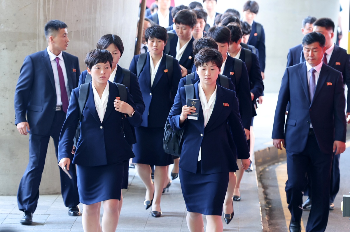 ▲ 2025-2026 아시아축구연맹(AFC) 여자 챔피언스리그(AWCL) 4강전에서 수원FC 위민을 상대하는 내고향여자축구단이 17일 인천국제공항 제1여객터미널을 통해 입국한 뒤 버스 탑승을 위해 이동하고 있다. Đội bóng đá nữ “Naegohyang” (Quê hương tôi) của Triều Tiên, đối thủ của đội Bóng đá nữ Suwon FC Women tại vòng bán kết Giải vô địch các Câu lạc bộ Nữ Châu Á AFC 2025-2026, nhập cảnh qua nhà ga số 1 của Sân bay Quốc tế Incheon ngày 17/5 và di chuyển lên xe buýt. (Ảnh: Yonhap News - 연합뉴스)