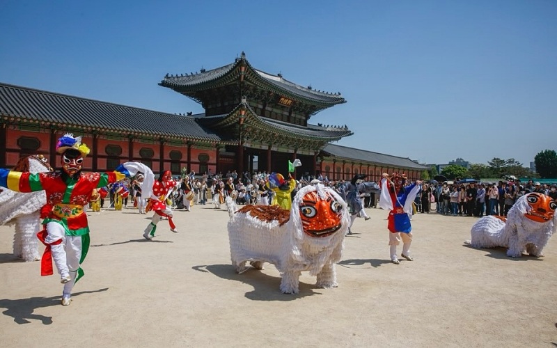 ▲ 25일 서울 종로구 창덕궁에서 관람객들이 2026 봄 궁중문화축전 길놀이를 관람하고 있다. Ngày 25/4, du khách đang thưởng thức màn diễu hành đường phố (gilnori) trong khuôn khổ Lễ hội Văn hóa Cung đình Mùa xuân 2026 tại Cung điện Changdeokgung, quận Jongno, Seoul. (Ảnh: Instagram của Lễ hội Văn hóa Cung đình - 궁중문화축전 인스타그램)