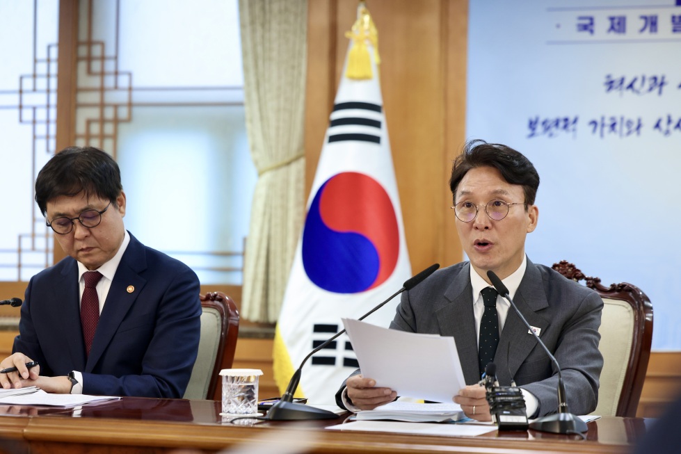 ▲ 김민석 국무총리(오른쪽)가 11일 서울 종로구 정부서울청사에서 열린 제57차 국제개발협력위원회에서 발언하고 있다. Thủ tướng Kim Min-seok phát biểu tại Hội nghị lần thứ 57 của Ủy ban Hợp tác Phát triển Quốc tế diễn ra ngày 11/5 tại Tòa nhà Chính phủ ở Jongno-gu, Seoul. (Văn phòng Thủ tướng Văn phòng Điều phối Chính phủ - 국무조정실 국무총리비서실)