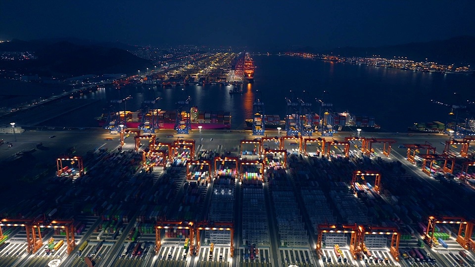 ▲ 12일 한국은행에 따르면 한국 1분기 실질 국내총생산(GDP) 성장률은 1.694%로 세계 주요국 중 최상위권에 속한 것으로 나타났다. 사진은 부산항 신항 7부두 야경. Theo Ngân hàng Trung ương Hàn Quốc công bố ngày 12/5, tốc độ tăng trưởng GDP thực tế của Hàn Quốc trong Quý I đạt 1.694%. thuộc nhóm cao nhất trong số các nền kinh tế lớn trên thế giới. Ảnh chụp cảnh đêm tại bến số 7 cảng Busan. (Ảnh: Công ty Quản lý Cảng container Quốc tế Dongwon Busan - 동원글로벌터미널부산)