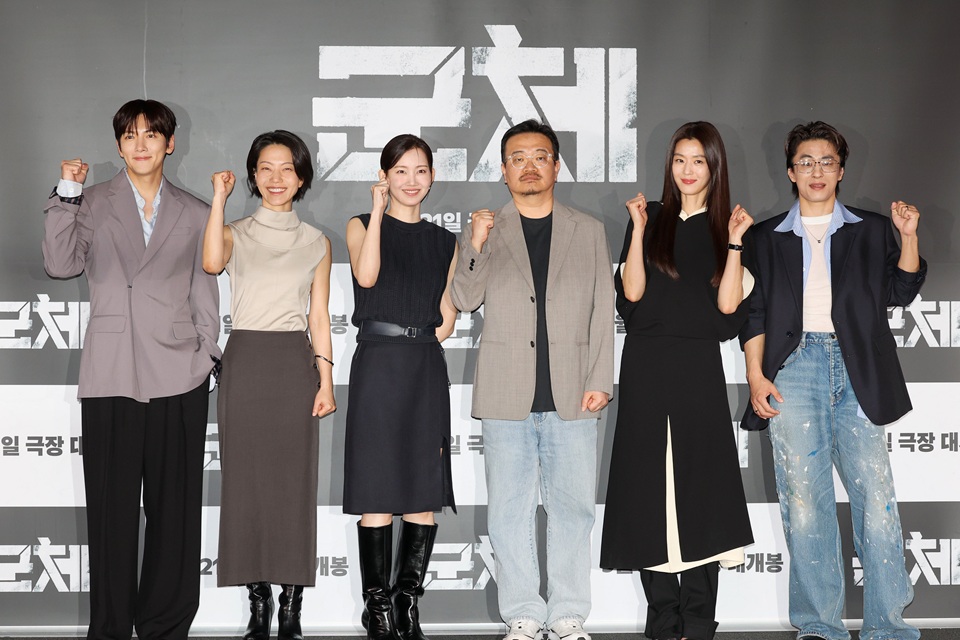 ▲ 영화 '군체' 언론시사회 및 기자간담회가 20일 서울 용산구 CGV 용산아이파크몰에서 열린 가운데 감독과 배우들이 취재진을 향해 포즈를 취하고 있다. 왼쪽부터 배우 지창욱, 김신록, 신현빈, 감독 연상호, 배우 전지현, 구교환. Tại buổi họp báo và chiếu ra mắt dành cho truyền thông bộ phim “Colony” diễn ra ngày 20/5 tại CGV Yongsan I’Park Mall, quận Yongsan, Seoul, đạo diễn và các diễn viên tạo dáng trước giới truyền thông. Từ trái sang là các diễn viên Ji Chang-wook, Kim Shin-rock, Shin Hyun-been, đạo diễn Yeon Sang-ho, diễn viên Gianna Jun (Jun Ji-hyun) và Koo Kyo-hwan. (Ảnh: Lee Jeong Woo / Korea.net)