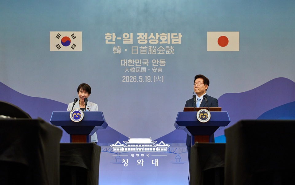 ▲ 이재명 대통령(오른쪽)과 다카이치 사나에 일본 총리가 19일 경북 안동 한 호텔에서 공동언론발표를 하고 있다. Tổng thống Lee Jae Myung (bên phải) và Thủ tướng Nhật Bản Sanae Takaichi đang phát biểu tại buổi họp báo chung diễn ra ngày 19/5 tại một khách sạn ở Andong. (Ảnh: Nhà Xanh)