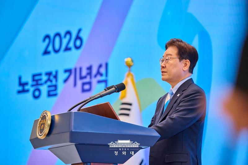 ▲ 이재명 대통령이 1일 청와대 영빈관에서 열린 노동절 기념식에서 기념사를 하고 있다. Tổng thống Lee Jae Myung đang phát biểu tại lễ kỷ niệm Ngày Lao động tổ chức ngày 1/5 tại Nhà Xanh. (Ảnh: Nhà Xanh - 대한민국 청와대)