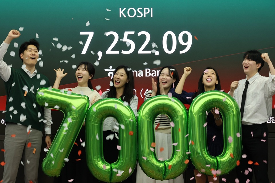 ▲ 코스피가 7천을 돌파한 6일 서울 중구 하나은행 본점 딜링룸에서 직원들이 축하 세리머니를 하고 있다. Tại phòng giao dịch của trụ sở chính Hana Bank ở quận Jung-gu, Seoul hôm 6/5, các nhân viên ăn mừng khi chỉ số KOSPI vượt mốc 7.000 điểm. (Ảnh: Yonhap News - 연합뉴스).