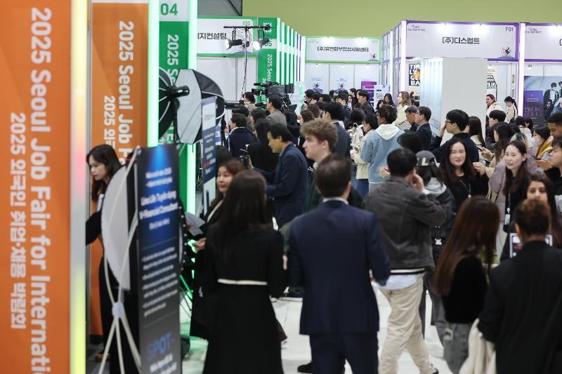 ▲ 한국고용정보원이 지난달 30일 발간한 '고용동향브리프 2026년 제2호'에 따르면 지난해 5월 기준 국내 만 15세 이상 상주 외국인 취업자는 110만 9000명으로 집계됐다. 사진은 지난해 11월 20일 서울 강남구 SETEC에서 열린 '2025 외국인 취업·채용 박람회'를 찾은 구직자들의 모습. Theo “Bản tin Xu hướng Việc làm số 2 năm 2026” do Viện Thông tin Tuyển dụng Hàn Quốc công bố hôm 30/4 vừa qua, số lao động nước ngoài cư trú tại Hàn Quốc từ 15 tuổi trở lên đạt 1,109 triệu người tính đến tháng 5 năm ngoái. Trong ảnh là các ứng viên tìm việc tại “Hội chợ Việc làm và Tuyển dụng dành cho người nước ngoài 2025” diễn ra tại SETEC, quận Gangnam, Seoul ngày 20/11 năm ngoái. (Ảnh: Yonhap News - 연합뉴스).