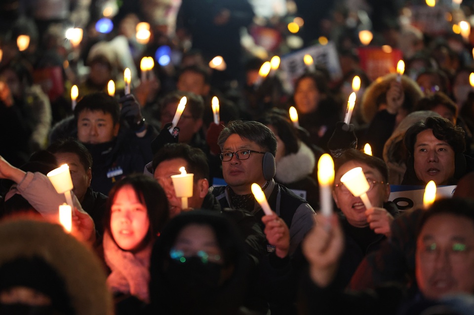 ▲ 12·3 비상계엄 사태를 극복한 대한민국 국민이 노벨평화상 후보로 추천됐다. 사진은 지난 2024년 12월 6일 서울 영등포구 국회의사당역 인근에서 윤석열 전 대통령의 탄핵을 촉구하는 촛불집회에 참석한 시민들. Sau cuộc khủng hoảng thiết quân luật khẩn cấp ngày 3/12, người dân Hàn Quốc đã được đề cử Giải Nobel Hòa bình. Trong ảnh là người dân tham gia thắp nến gần ga Quốc hội ở quận Yeongdeungpo, Seoul ngày 6/12/2024, kêu gọi luận tội cựu Tổng thống Yoon Suk Yeol. (Ảnh: Yonhap News - 연합뉴스)