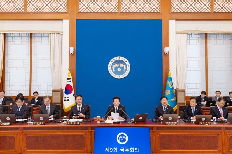 ▲ 국무회의가 생중계 되는 가운데 이재명 대통령이 지난 3월 10일 청와대에서 열린 제9회 국무회의에서 발언하고 있다. Tổng thống Lee Jae Myung phát biểu tại phiên họp Nội các lần thứ 9 được tổ chức tại Nhà Xanh ngày 10/3/2026. Phiên họp được phát sóng trực tiếp đến công chúng. (Ảnh: Nhà Xanh - 대한민국 청와대)