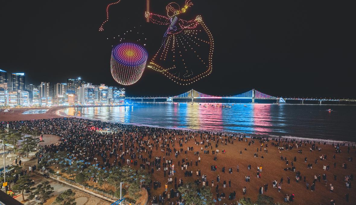 ▲ 오는 12~13일 오후 10시 광안리해수욕장 일원에서 광안리 M드론 라이트쇼가 펼쳐진다. 이번 쇼는 ‘BTS 더 시티 아리랑-부산’을 기념해 부산 밤하늘을 화려하게 수 놓는다. Tối 12 và 13 tới, show ánh sáng M Drone Gwangalli sẽ diễn ra tại khu vực bãi biển Gwangalli lúc 10 giờ tối. Chương trình sẽ thắp sáng bầu trời đêm Busan bằng màn trình diễn drone rực rỡ để chào mừng concert BTS THE CITY ARIRANG – BUSAN. (Ảnh: Visit Busan - 비짓부산)