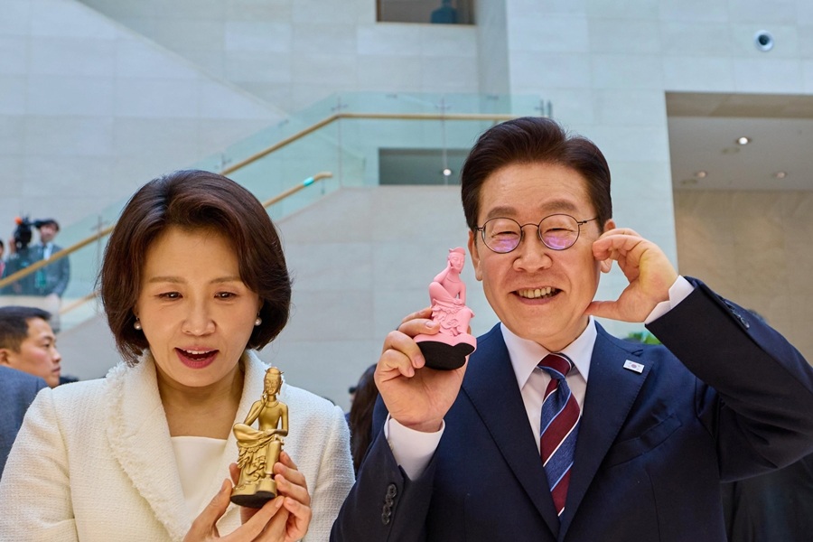 ▲ 이재명 대통령(오른쪽)과 김혜경 여사가 지난 2월 26일 서울 용산구 국립중앙박물관에서 열린 특별전 '우리들의 이순신'을 관람한 뒤 상품관에서 박물관 문화상품을 들고 기념촬영을 하고 있다. Tổng thống Lee Jae Myung (bên phải) và phu nhân Kim Hye Kyung chụp ảnh lưu niệm với các sản phẩm văn hóa của bảo tàng tại khu bán hàng lưu niệm sau khi tham quan triển lãm đặc biệt “Yi Sun-sin”, diễn ra ngày 26/2 tại Bảo tàng Quốc gia Hàn Quốc ở quận Yongsan, Seoul. (Ảnh: Nhà Xanh)