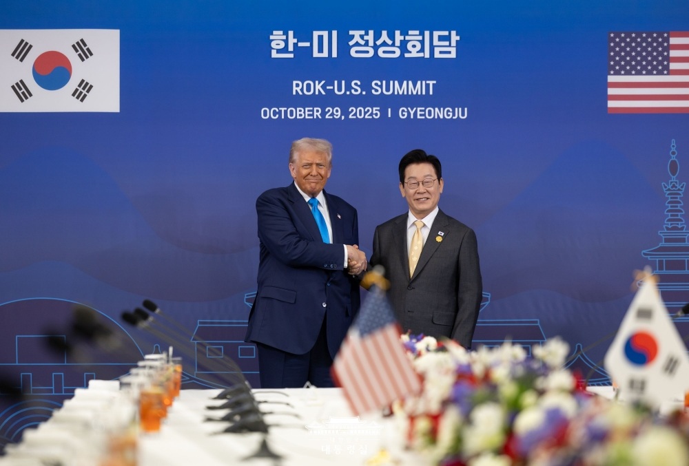 ▲ 이재명 대통령(오른쪽)이 지난해 10월 29일 경주에서 열린 한미 정상회담에서 도널드 트럼프 미국 대통령과 악수를 하고 있다. Tổng thống Lee Jae Myung (phải) bắt tay Tổng thống Mỹ Donald Trump tại hội nghị thượng đỉnh Hàn Quốc - Mỹ diễn ra ở Gyeongju ngày 29/10 năm ngoái. (Ảnh: Nhà Xanh)
