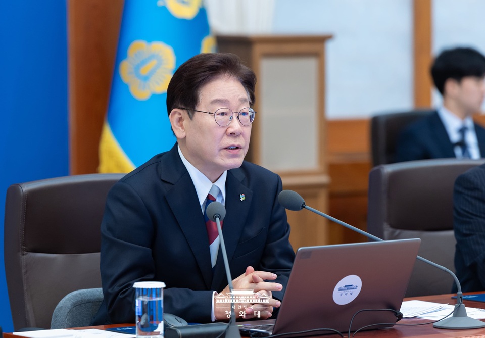 ▲ 이재명 대통령이 4일 청와대에서 열린 수석보좌관회의에서 발언하고 있다. Tổng thống Lee Jae Myung phát biểu tại cuộc họp các thư ký cấp cao và cố vấn tổng thống diễn ra tại Nhà Xanh ngày 4/6. (Ảnh: Nhà Xanh - 대한민국 청와대)