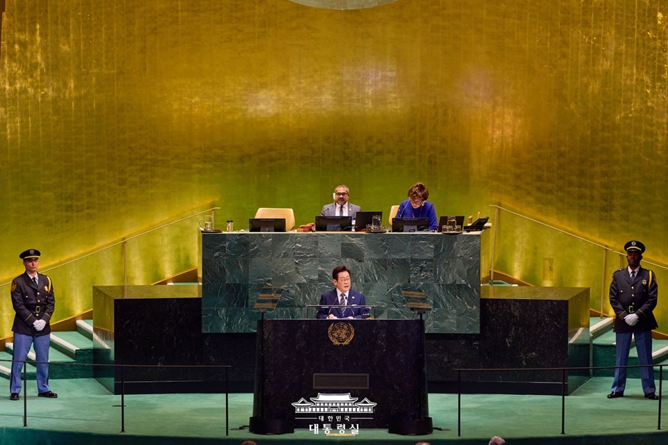 ▲ 한국이 제80차 유엔총회에서 실시된 유엔 경제이사회(ECOSOC) 이사국 선거에서 2027~2029년 임기 이사국으로 선출됐다. 사진은 지난해 9월 23일(현지시간) 미국 뉴욕 유엔본부 총회장에서 기조연설하고 있는 이재명 대통령. Hàn Quốc đã được bầu làm thành viên Hội đồng Kinh tế và Xã hội Liên Hợp Quốc (ECOSOC) nhiệm kỳ 2027–2029 trong cuộc bầu cử được tổ chức tại Khóa họp thứ 80 của Đại hội đồng Liên Hợp Quốc. Trong ảnh, Tổng thống Lee Jae Myung đang phát biểu tại phiên họp toàn thể của Đại hội đồng United Nations ở trụ sở Liên Hợp Quốc tại New York City vào ngày 23/9 năm ngoái (giờ địa phương). (Ảnh: Nhà Xanh - 대한민국 청와대)