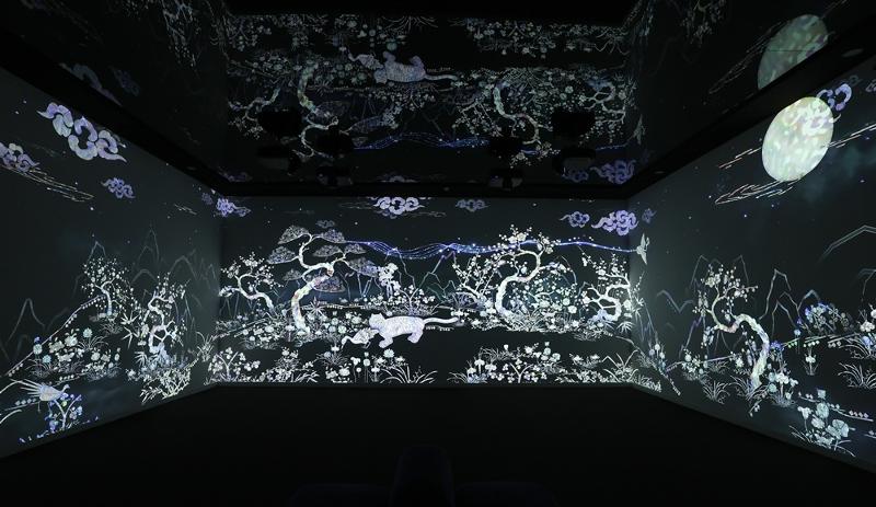 ▲ 전통 나전칠기를 구현한 미디어아트. Tác phẩm media art giới thiệu nghệ thuật khảm xà cừ truyền thống (Najeonchilgi) của Hàn Quốc. (Ảnh: Park Daejin / Korea.net)