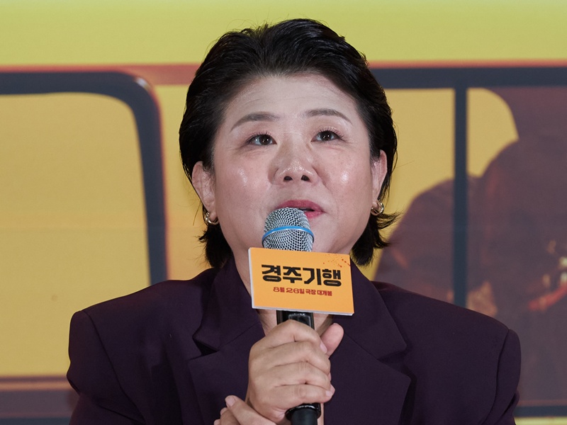 ▲13일 서울 송파구 롯데시네마 월드타워에서 열린 영화 '경주기행' 기자간담회에서 배우 이정은이 취재진의 질문에 답하고 있다. Diễn viên Lee Jung-eun trả lời câu hỏi của báo chí tại buổi họp báo giới thiệu bộ phim “Hành trình đến Gyeongju”, tổ chức ngày 13/8 tại Lotte Cinema World Tower, quận Songpa, Seoul.