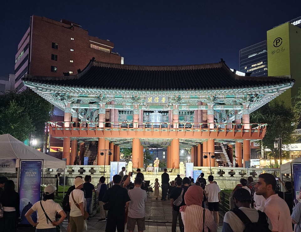 ▲ 서울시가 제81주년 광복절을 맞아 8월 매주 토요일 종로 보신각에서 ‘나이트 보신각 타종행사’를 진행한다. 사진은 지난 1일 시민과 외국인 관광객들이 행사를 즐기고 있다. Chính quyền thành phố Seoul tổ chức sự kiện “Đánh chuông Bosingak về đêm” vào mỗi thứ Bảy trong tháng 8 nhân kỷ niệm 81 năm Ngày Giải phóng. Ảnh chụp người dân và du khách nước ngoài tham gia sự kiện hôm 1/8. (Ảnh: Chính quyền thành phố Seoul - 서울시)