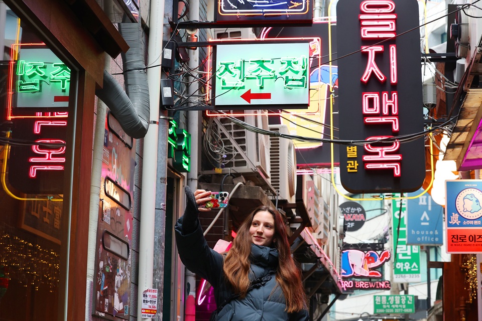 ▲ 서울이 미국 여행전문매체 '트래지 트래블’(Trazee Travel)이 발표한 ‘2026 더 트래지스(The Trazees) 어워드’에서 ‘글로벌 MZ가 가장 좋아하는 도시’(Favorite Worldwide City) 부문 1위에 올랐다고 서울시가 2일 밝혔다. 사진은 지난해 연말 서울 중구 을지로 거리에서 한 외국인 관광객이 골목 풍경을 촬영하고 있는 모습. Ngày 2/8, Chính quyền Thành phố Seoul công bốn Seoul đã được tạp chí du lịch Mỹ Trazee Travel vinh danh là “Thành phố được giới trẻ toàn cầu (thế hệ MZ) yêu thích nhất” (Favorite Worldwide City) tại Giải thưởng The Trazees 2026. Trong ảnh là một du khách nước ngoài đang chụp hình tại một con hẻm ở khu Euljiro, quận Jung-gu, Seoul vào cuối năm ngoái. (Ảnh: Korea.net DB)