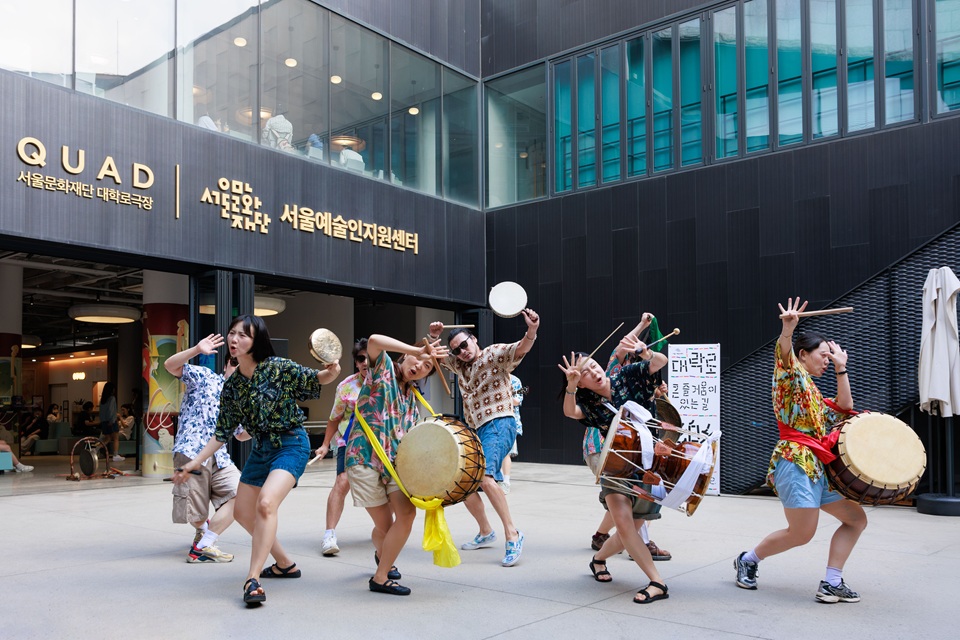 ▲ 오는 13~14일 서울 종로구 대학로극장 쿼드에서 광복절 특별기획 연극 ‘극장은 달린다!’가 공연된다. 사진은 출연진의 야외 시범공연 모습. Vở kịch đặc biệt “Nhà hát tiến bước!” kỷ niệm Ngày Giải phóng sẽ được trình diễn tại Nhà hát QUAD ở Daehak-ro, quận Jongno, Seoul, trong hai ngày 13-14/8 tới. Ảnh chụp các diễn viên trong một buổi diễn thử ngoài trời. (Ảnh: Quỹ Văn hóa Seoul - 서울문화재단)