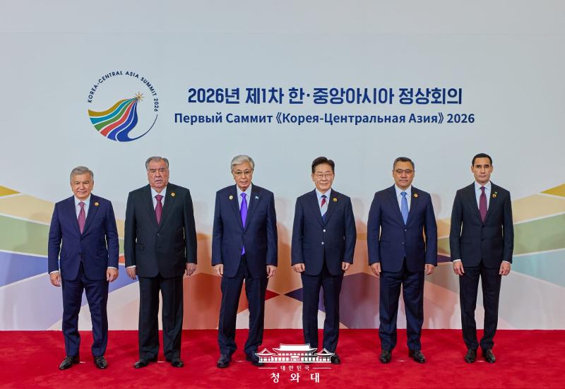 ▲ 이재명 대통령(왼쪽 네 번째)이 16일 서울 한 호텔에서 열린 2026년 제1차 한·중앙아시아 정상회의에 참석한 각국 정상들과 기념촬영을 하고 있다. 왼쪽부터 샤브카트 미르지요예프 우즈베키스탄 대통령, 에모말리 라흐몬 타지키스탄 대통령, 카심-조마르트 토카예프 카자흐스탄 대통령, 이 대통령, 사디르 자파로프 키르기스스탄 대통령, 세르다르 베르디무하메도프 투르크메니스탄 대통령. Tổng thống Lee Jae Myung (thứ tư từ trái sang) chụp ảnh lưu niệm cùng lãnh đạo các nước tham dự Hội nghị Thượng đỉnh Hàn Quốc – Trung Á lần thứ nhất năm 2026, được tổ chức tại một khách sạn ở Seoul ngày 16/9. Từ trái sang: Tổng thống Uzbekistan Shavkat Mirziyoyev, Tổng thống Tajikistan Emomali Rahmon, Tổng thống Kazakhstan Kassym-Jomart Tokayev, Tổng thống Lee Jae Myung, Tổng thống Kyrgyzstan Sadyr Japarov và Tổng thống Turkmenistan Serdar Berdimuhamedow. (Ảnh: Nhà Xanh Hàn Quốc - 대한민국 청와대)